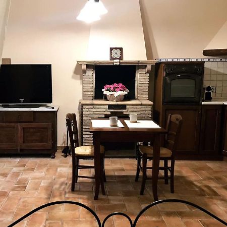 Casa Vacanze La Piazzetta Del Castello Montecalvello Exterior foto